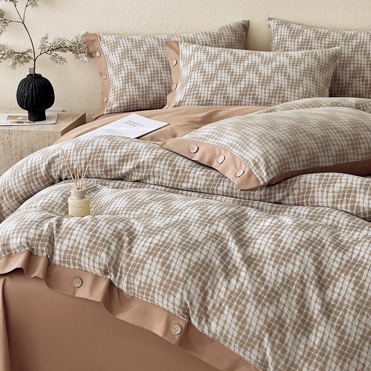 91家纺网 家纺一手货源 找家纺 帅露家纺 2026新款A类全棉纯棉色织大提花纽扣款四件套 魔笛-咖