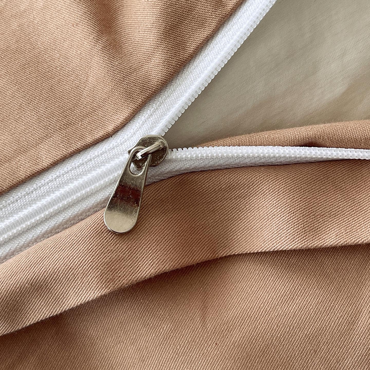 91家纺网 家纺一手货源 找家纺 帅露家纺 2026新款A类全棉纯棉色织大提花纽扣款四件套 魔笛-咖