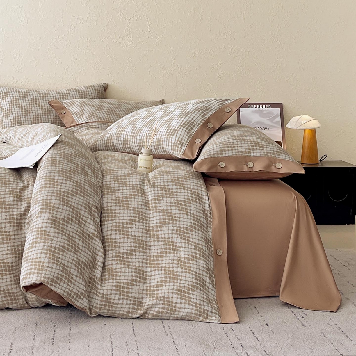 91家纺网 家纺一手货源 找家纺 帅露家纺 2026新款A类全棉纯棉色织大提花纽扣款四件套 魔笛-咖