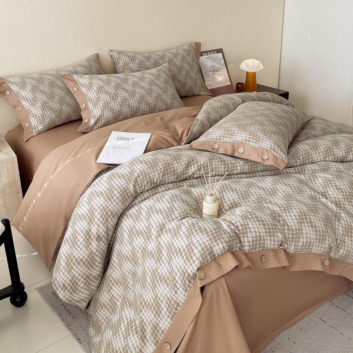 91家纺网 家纺一手货源 找家纺 帅露家纺 2026新款A类全棉纯棉色织大提花纽扣款四件套 魔笛-咖