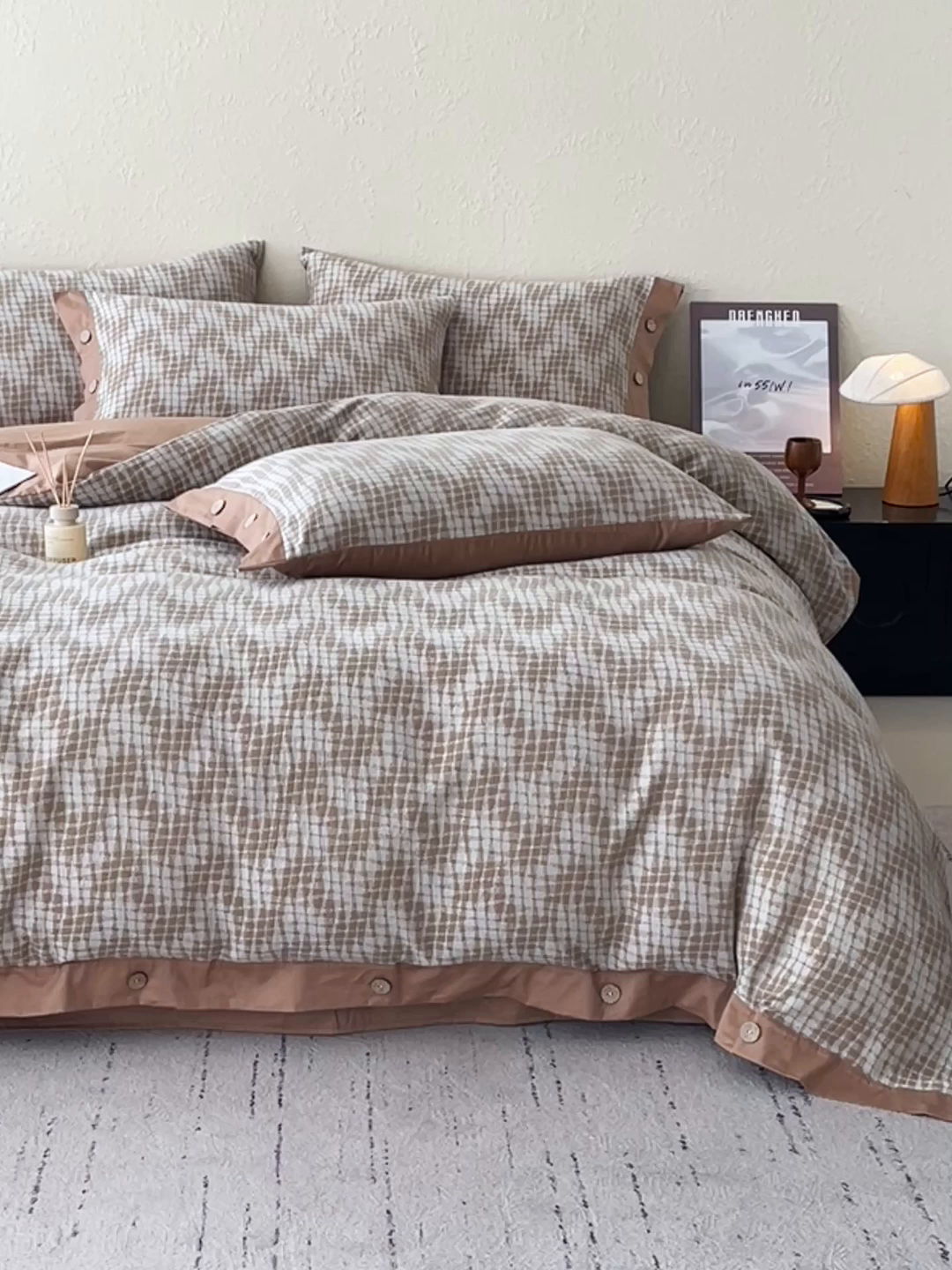 91家纺网 家纺一手货源 找家纺 帅露家纺 2026新款A类全棉纯棉色织大提花纽扣款四件套 魔笛-咖