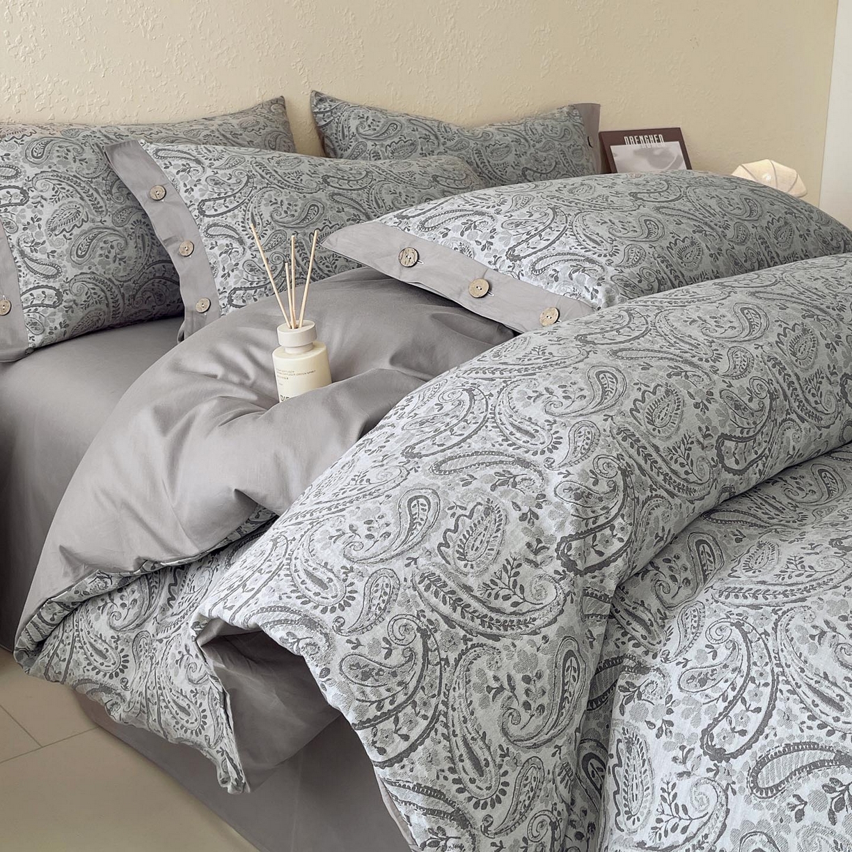 91家纺网 家纺一手货源 找家纺 帅露家纺 2026新款A类全棉纯棉色织大提花纽扣款四件套 欧若拉-灰