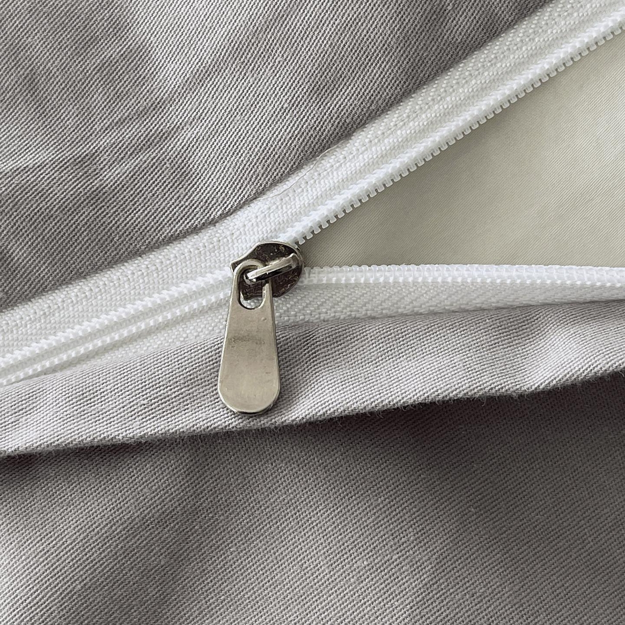 91家纺网 家纺一手货源 找家纺 帅露家纺 2026新款A类全棉纯棉色织大提花纽扣款四件套 欧若拉-灰