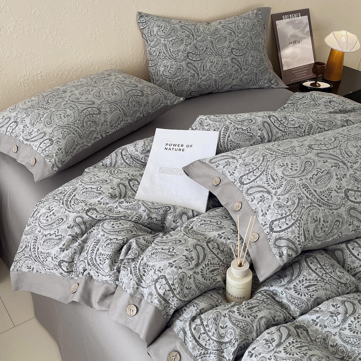 91家纺网 家纺一手货源 找家纺 帅露家纺 2026新款A类全棉纯棉色织大提花纽扣款四件套 欧若拉-灰