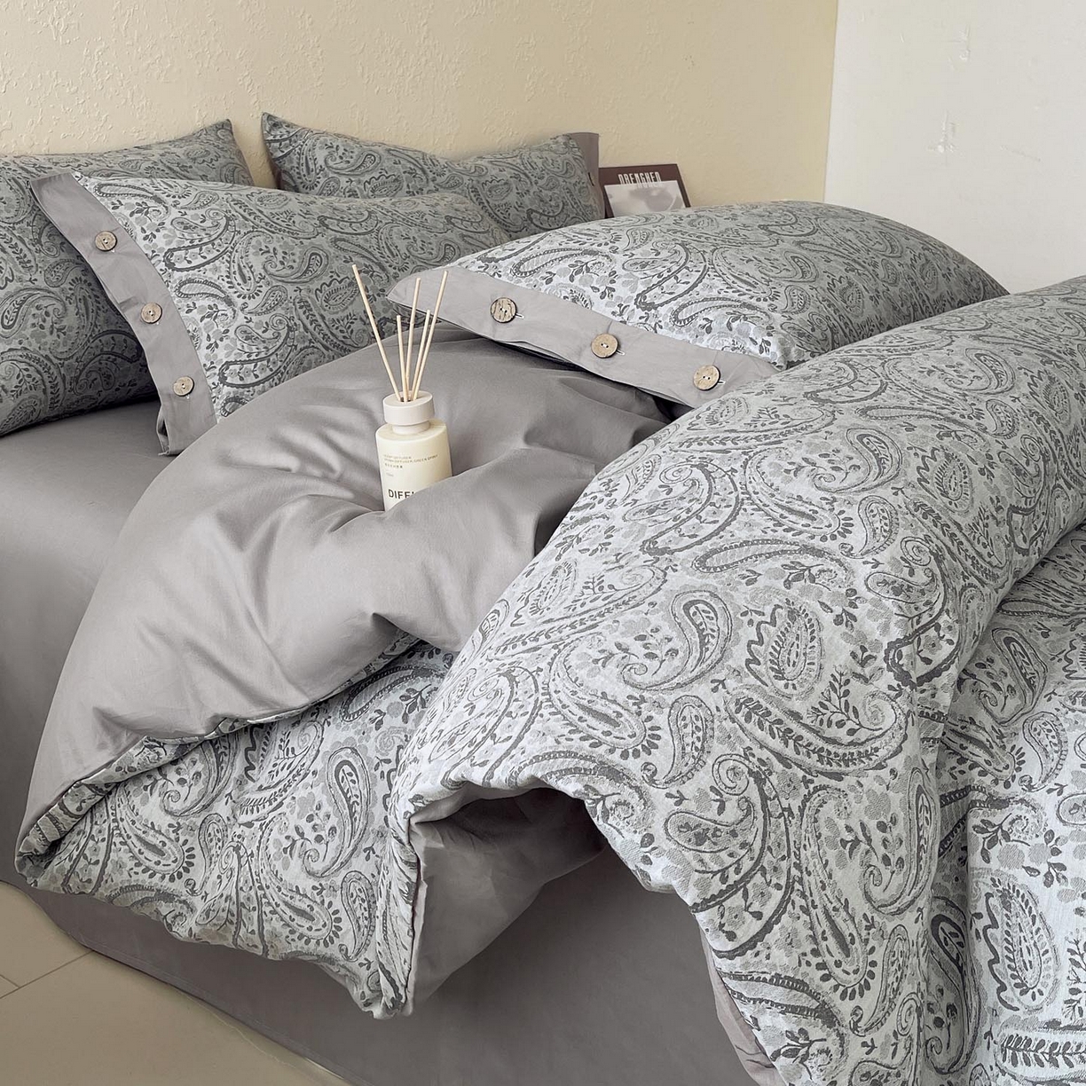 91家纺网 家纺一手货源 找家纺 帅露家纺 2026新款A类全棉纯棉色织大提花纽扣款四件套 欧若拉-灰