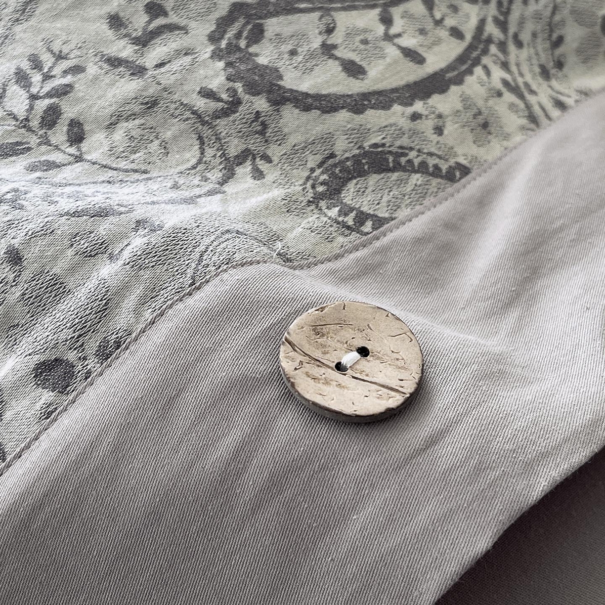 91家纺网 家纺一手货源 找家纺 帅露家纺 2026新款A类全棉纯棉色织大提花纽扣款四件套 欧若拉-灰