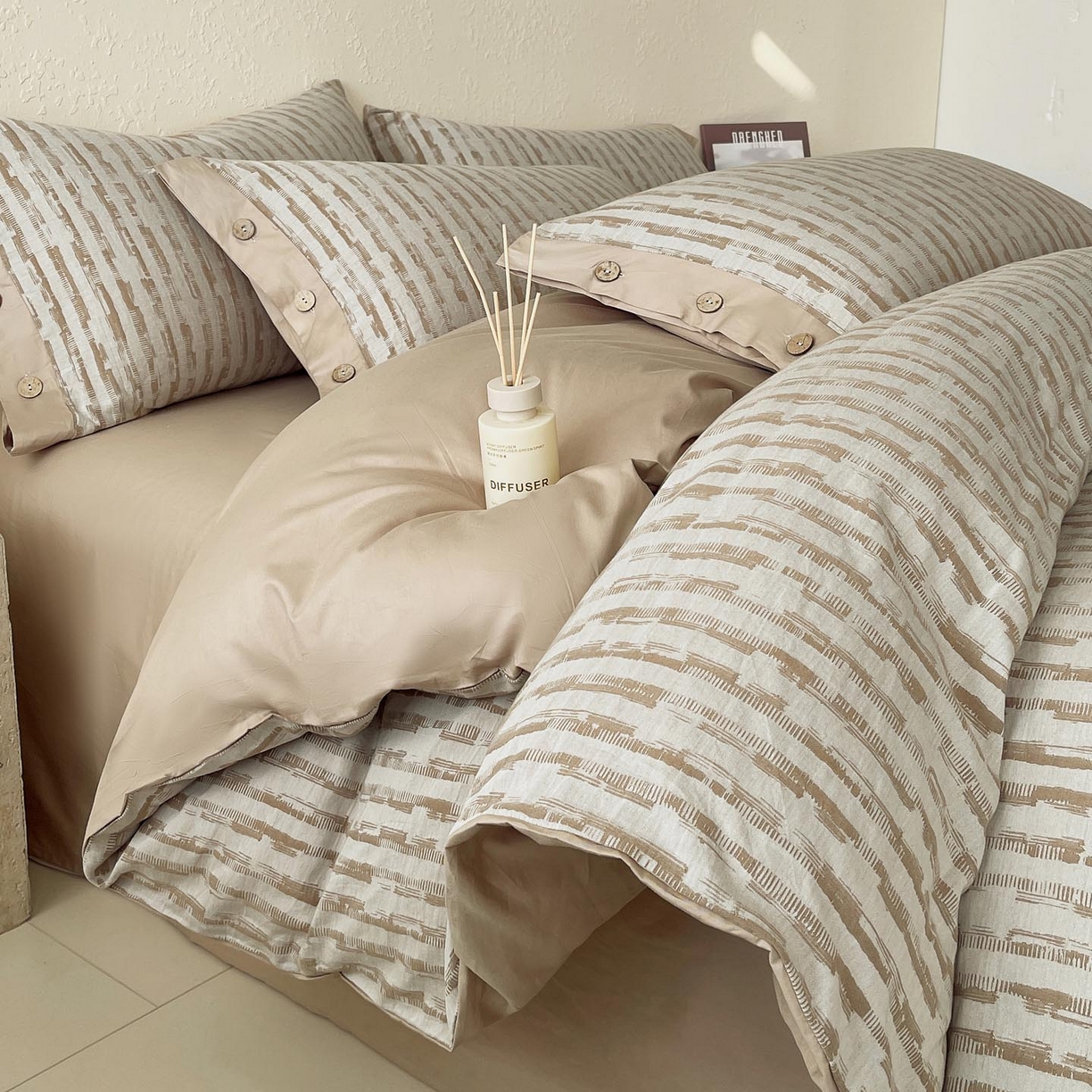 91家纺网 家纺一手货源 找家纺 帅露家纺 2026新款A类全棉纯棉色织大提花纽扣款四件套 琴瑟-金