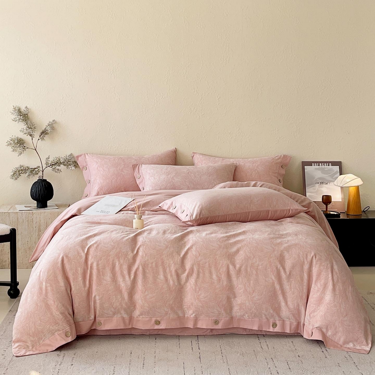 91家纺网 家纺一手货源 找家纺 帅露家纺 2026新款A类全棉纯棉色织大提花纽扣款四件套 羽魅-粉