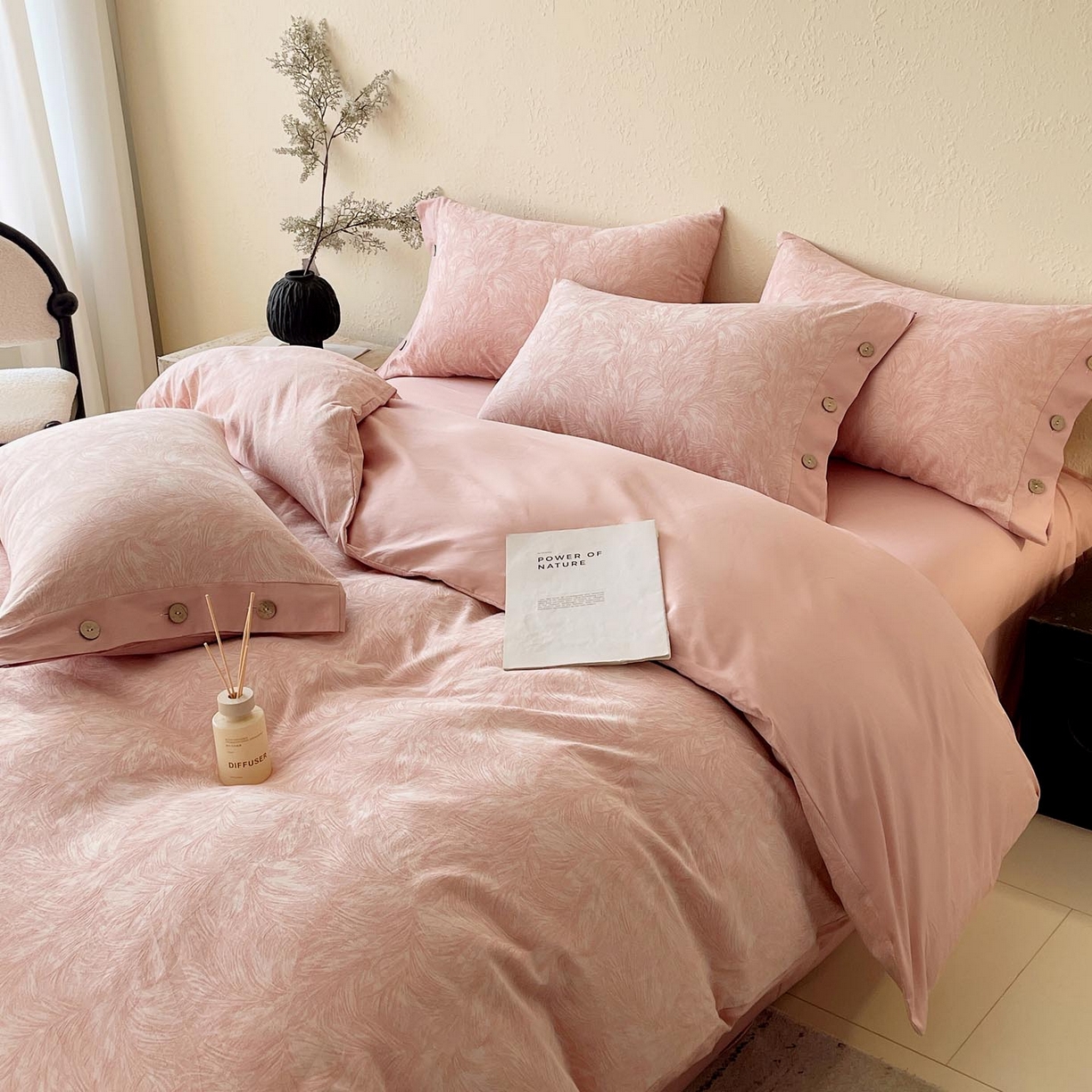 91家纺网 家纺一手货源 找家纺 帅露家纺 2026新款A类全棉纯棉色织大提花纽扣款四件套 羽魅-粉