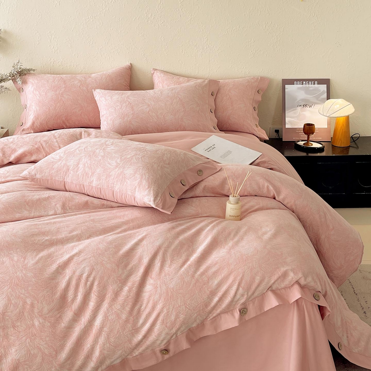 91家纺网 家纺一手货源 找家纺 帅露家纺 2026新款A类全棉纯棉色织大提花纽扣款四件套 羽魅-粉