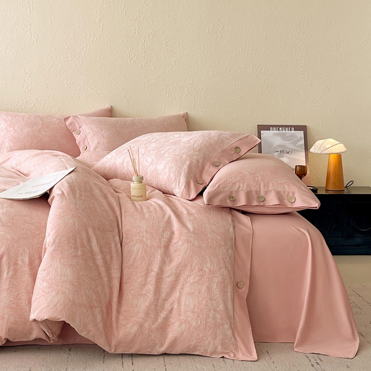 91家纺网 家纺一手货源 找家纺 帅露家纺 2026新款A类全棉纯棉色织大提花纽扣款四件套 羽魅-粉