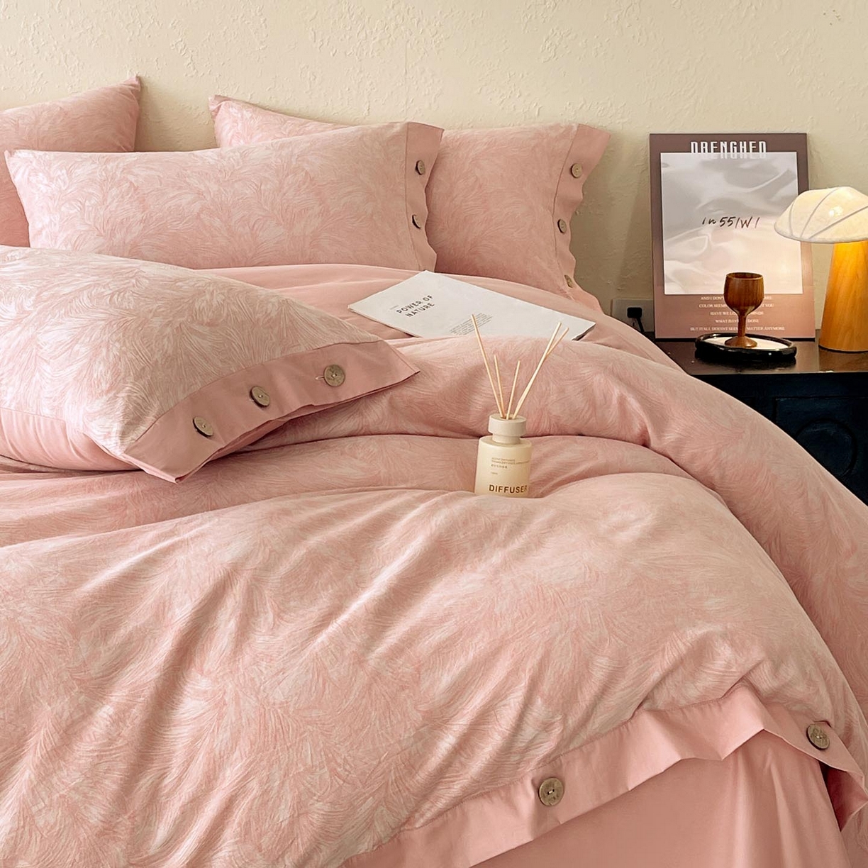 91家纺网 家纺一手货源 找家纺 帅露家纺 2026新款A类全棉纯棉色织大提花纽扣款四件套 羽魅-粉