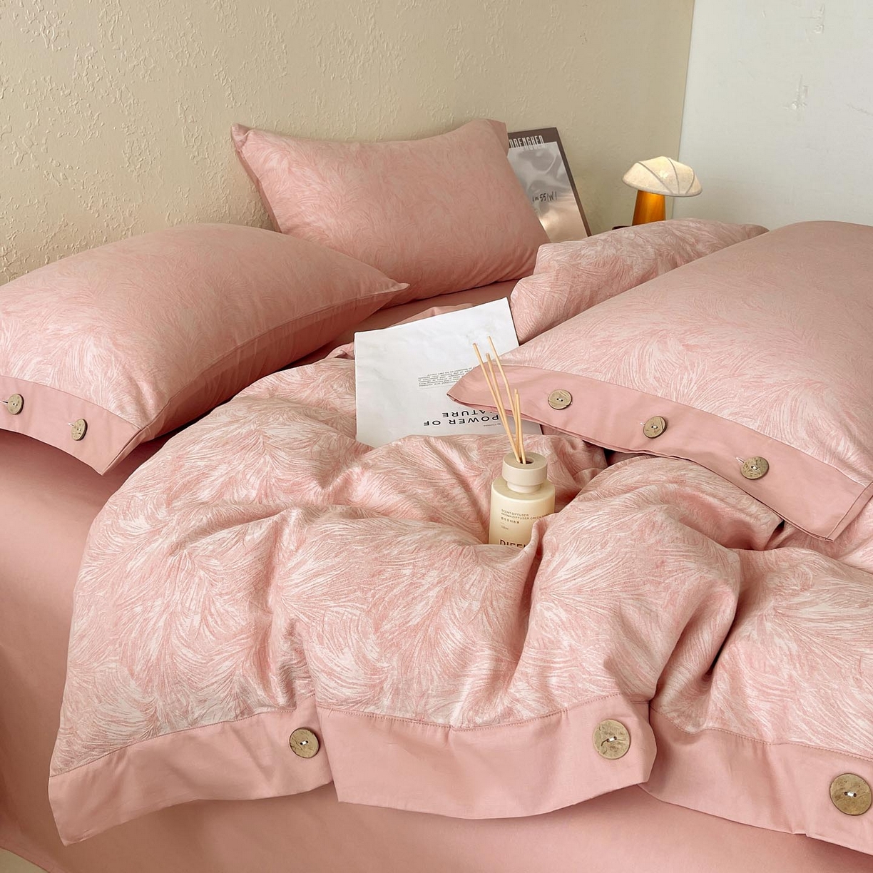 91家纺网 家纺一手货源 找家纺 帅露家纺 2026新款A类全棉纯棉色织大提花纽扣款四件套 羽魅-粉