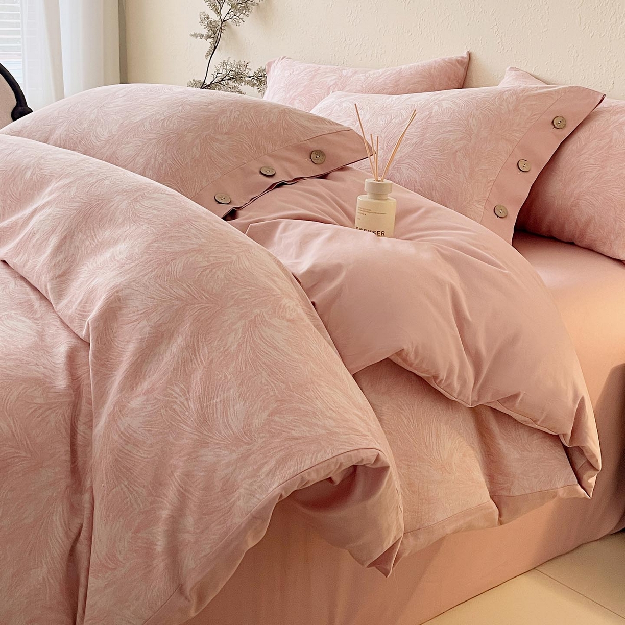 91家纺网 家纺一手货源 找家纺 帅露家纺 2026新款A类全棉纯棉色织大提花纽扣款四件套 羽魅-粉