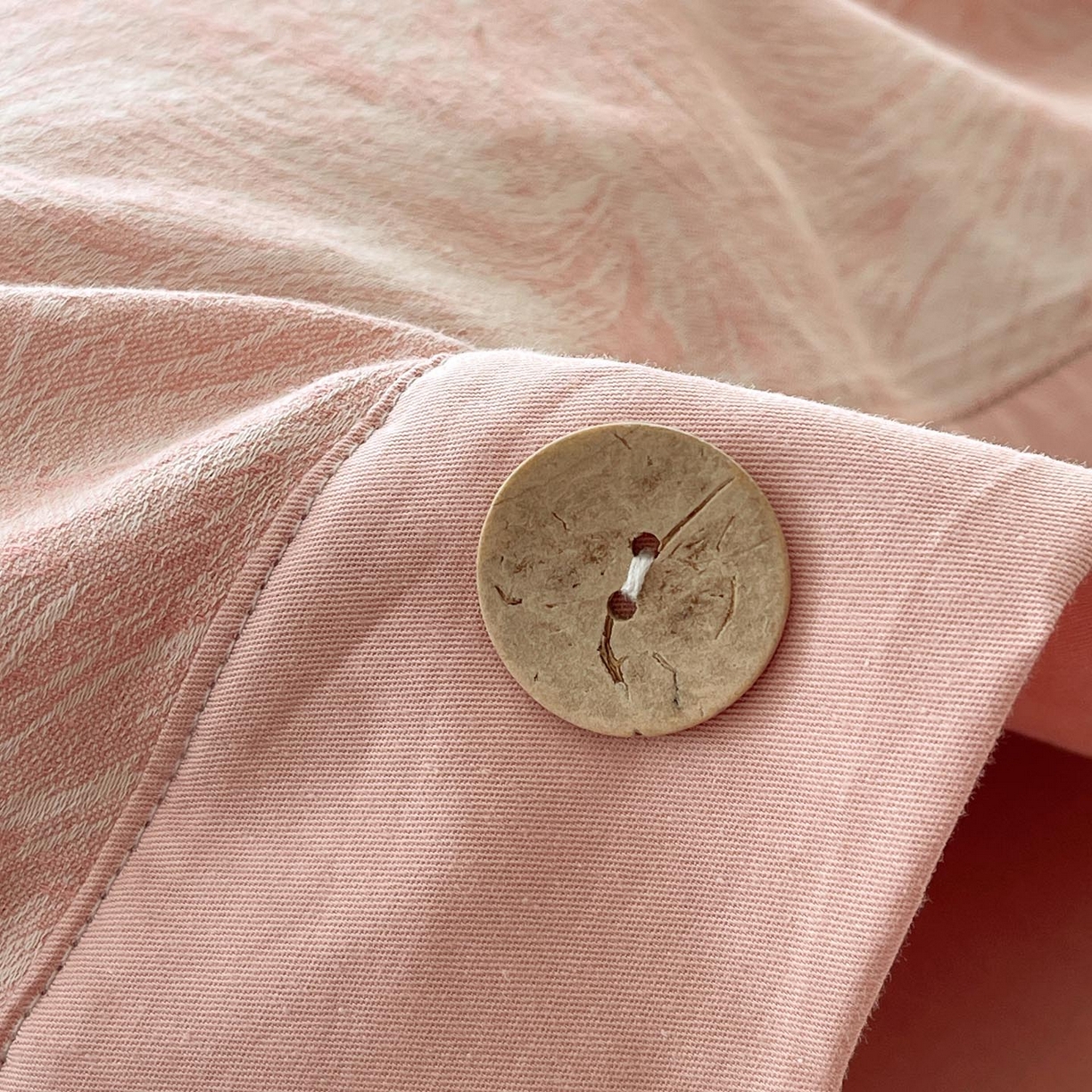 91家纺网 家纺一手货源 找家纺 帅露家纺 2026新款A类全棉纯棉色织大提花纽扣款四件套 羽魅-粉