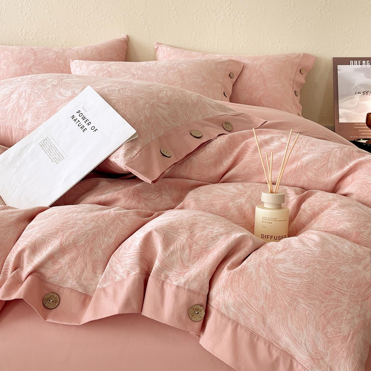 91家纺网 家纺一手货源 找家纺 帅露家纺 2026新款A类全棉纯棉色织大提花纽扣款四件套 羽魅-粉