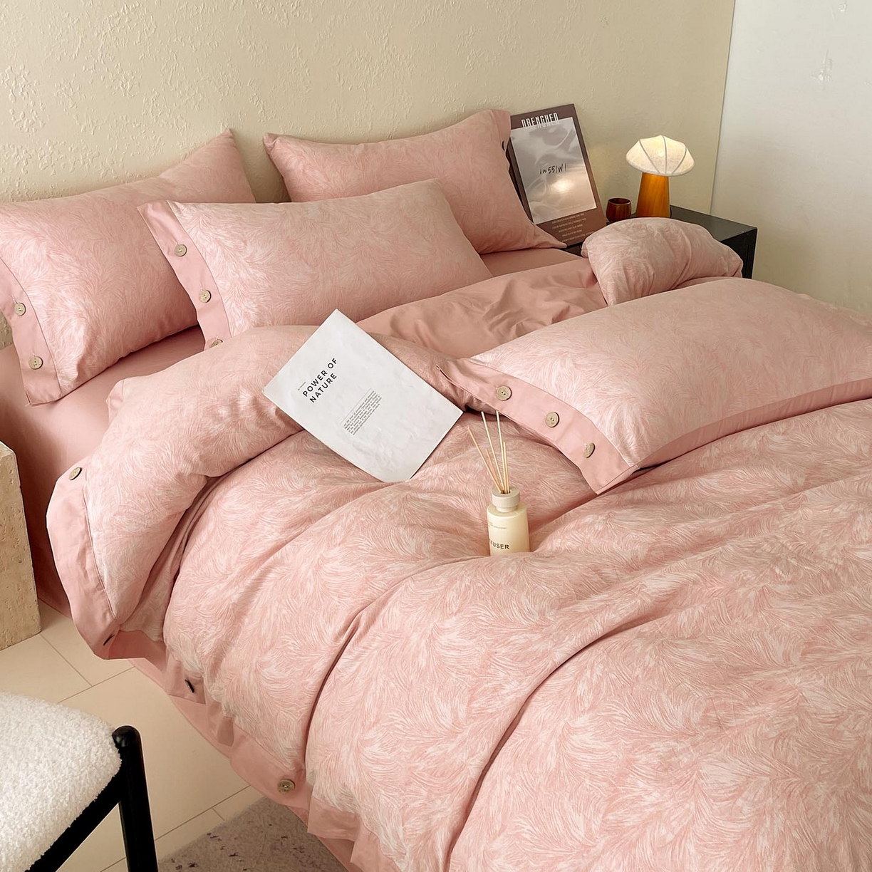 91家纺网 家纺一手货源 找家纺 帅露家纺 2026新款A类全棉纯棉色织大提花纽扣款四件套 羽魅-粉