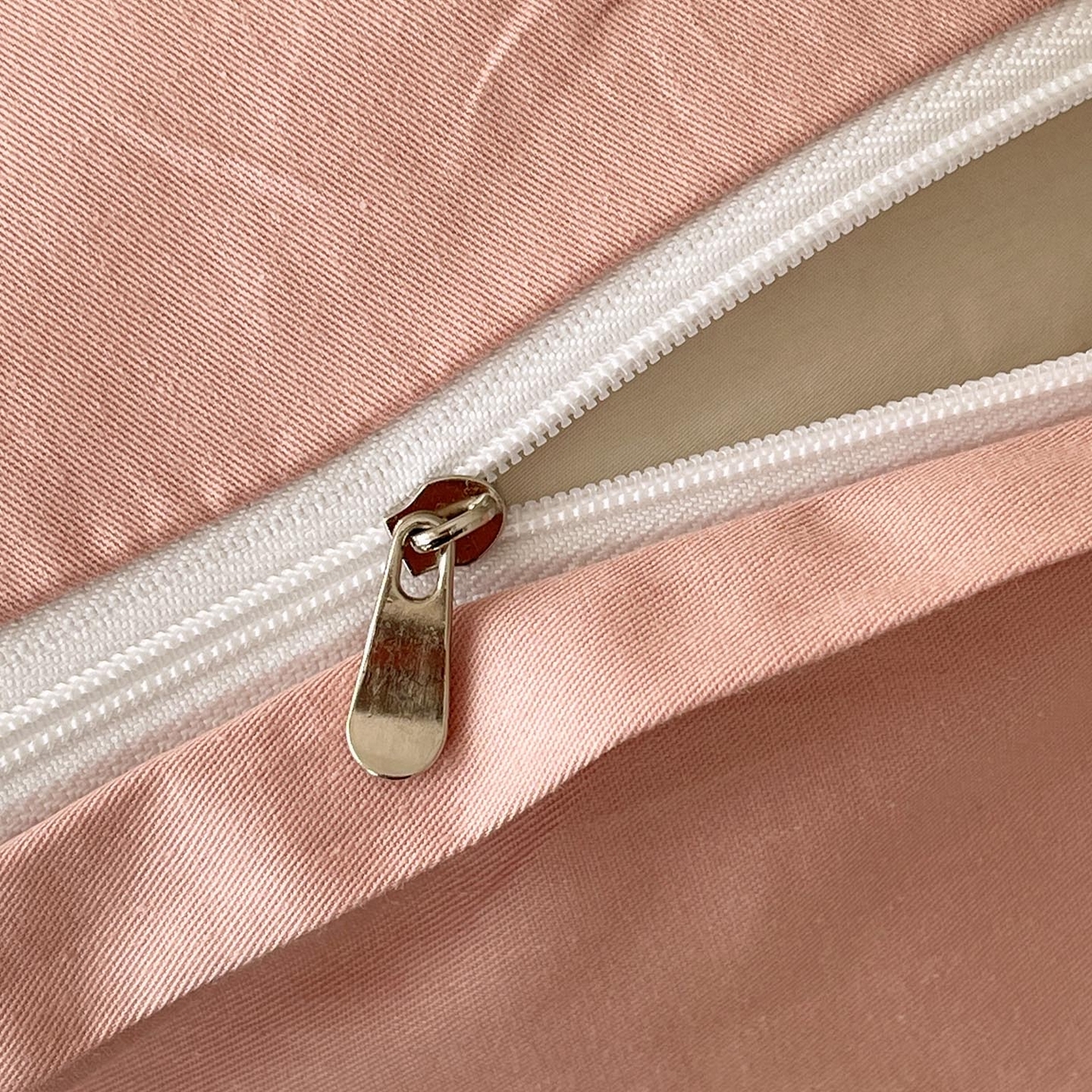 91家纺网 家纺一手货源 找家纺 帅露家纺 2026新款A类全棉纯棉色织大提花纽扣款四件套 羽魅-粉