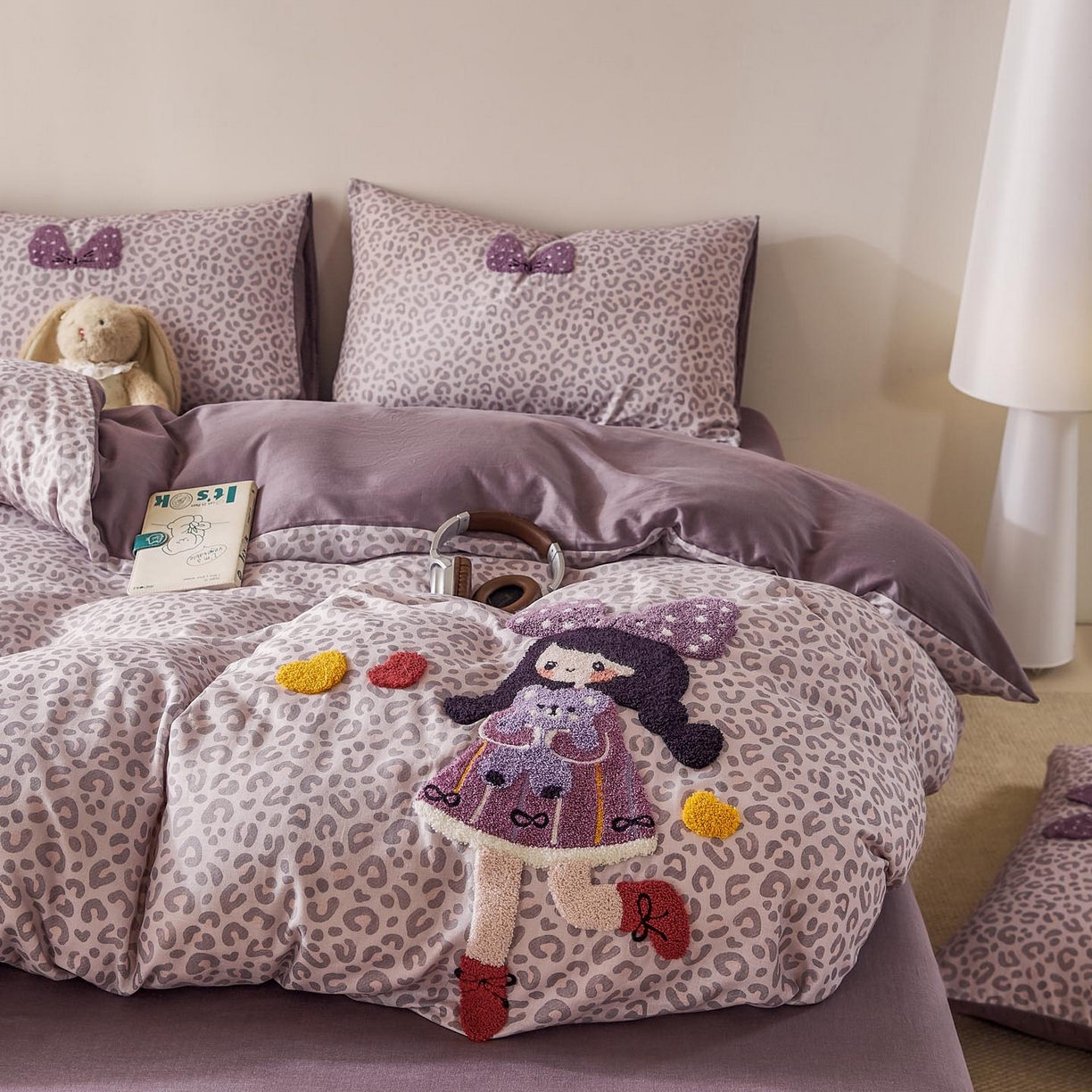 91家纺网 家纺一手货源 找家纺 帅露家纺 2026新款A类全棉纯棉双层纱毛巾绣四件套 豹纹女孩