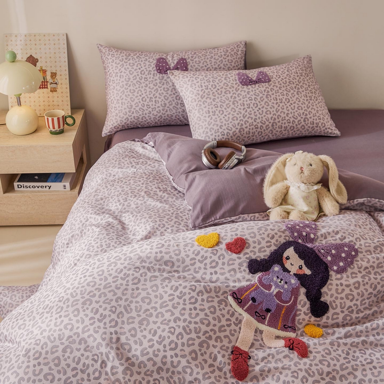 91家纺网 家纺一手货源 找家纺 帅露家纺 2026新款A类全棉纯棉双层纱毛巾绣四件套 豹纹女孩