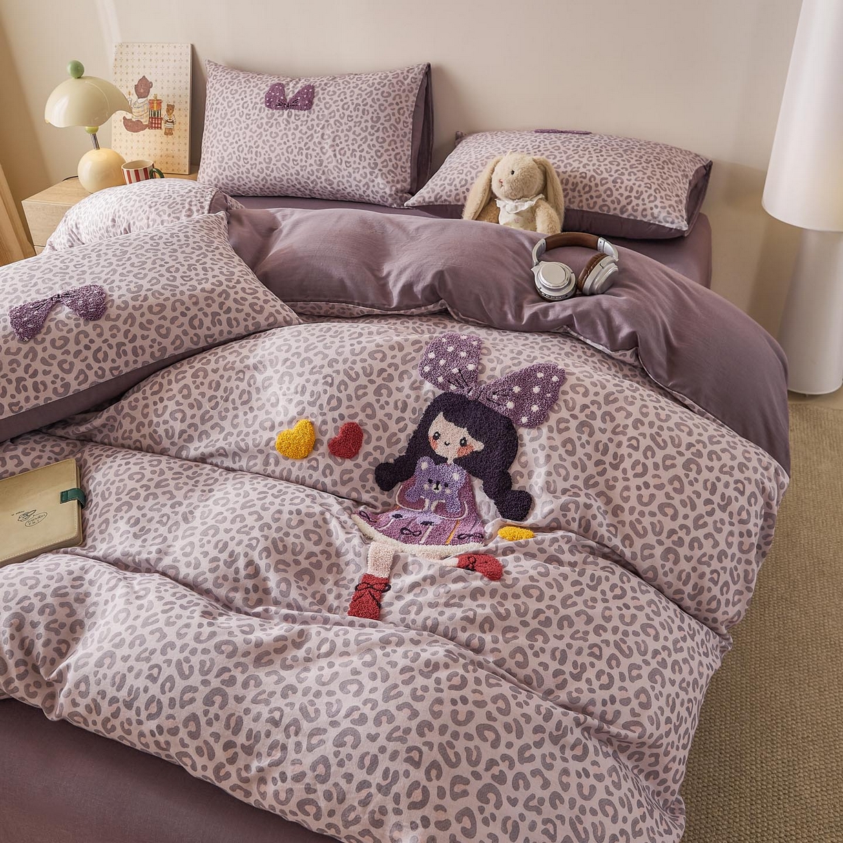 91家纺网 家纺一手货源 找家纺 帅露家纺 2026新款A类全棉纯棉双层纱毛巾绣四件套 豹纹女孩