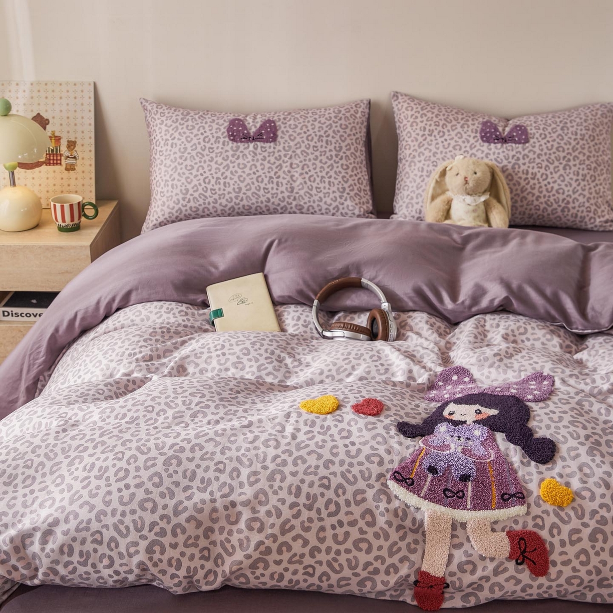 91家纺网 家纺一手货源 找家纺 帅露家纺 2026新款A类全棉纯棉双层纱毛巾绣四件套 豹纹女孩