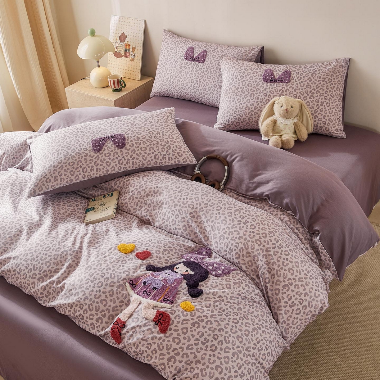 91家纺网 家纺一手货源 找家纺 帅露家纺 2026新款A类全棉纯棉双层纱毛巾绣四件套 豹纹女孩