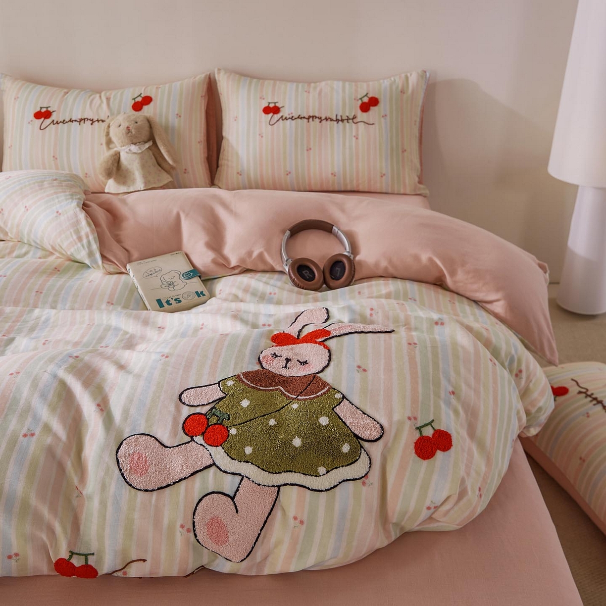 91家纺网 家纺一手货源 找家纺 帅露家纺 2026新款A类全棉纯棉双层纱毛巾绣四件套 彩虹樱桃