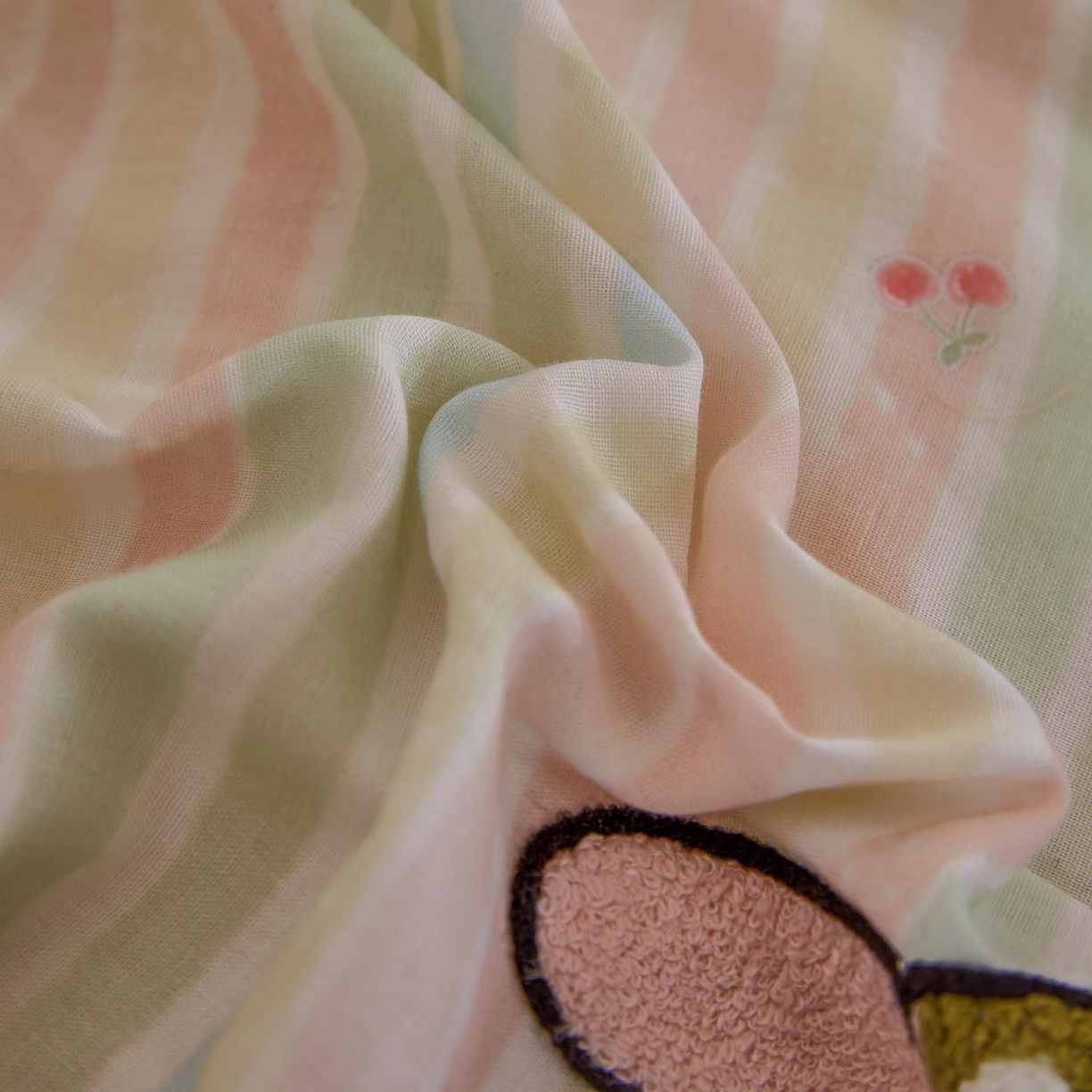 91家纺网 家纺一手货源 找家纺 帅露家纺 2026新款A类全棉纯棉双层纱毛巾绣四件套 彩虹樱桃