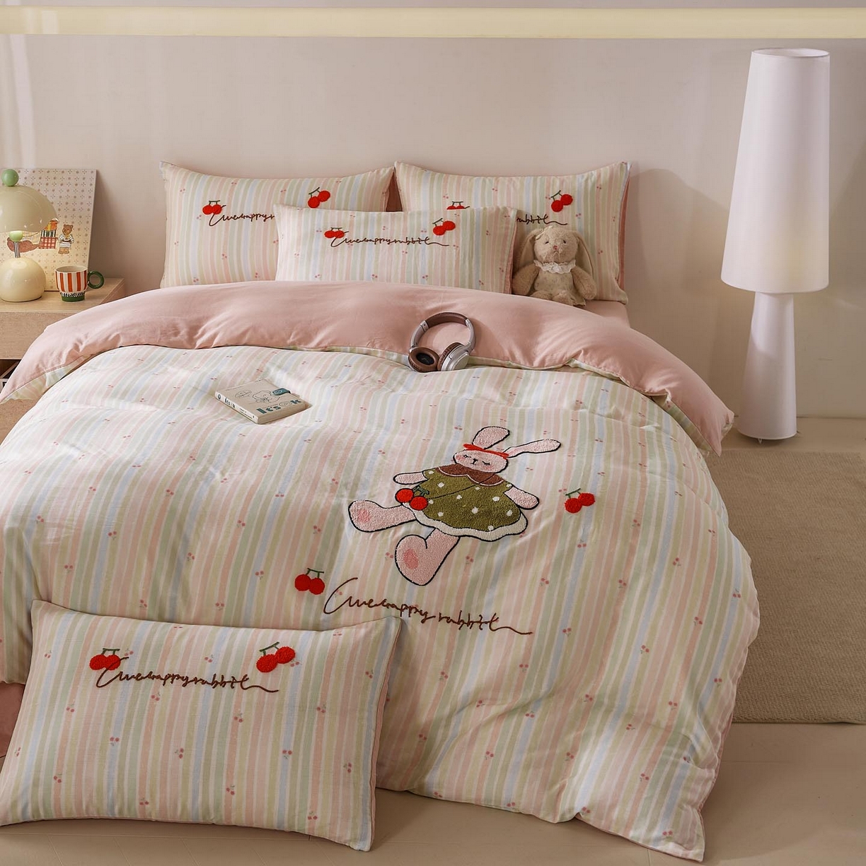 91家纺网 家纺一手货源 找家纺 帅露家纺 2026新款A类全棉纯棉双层纱毛巾绣四件套 彩虹樱桃