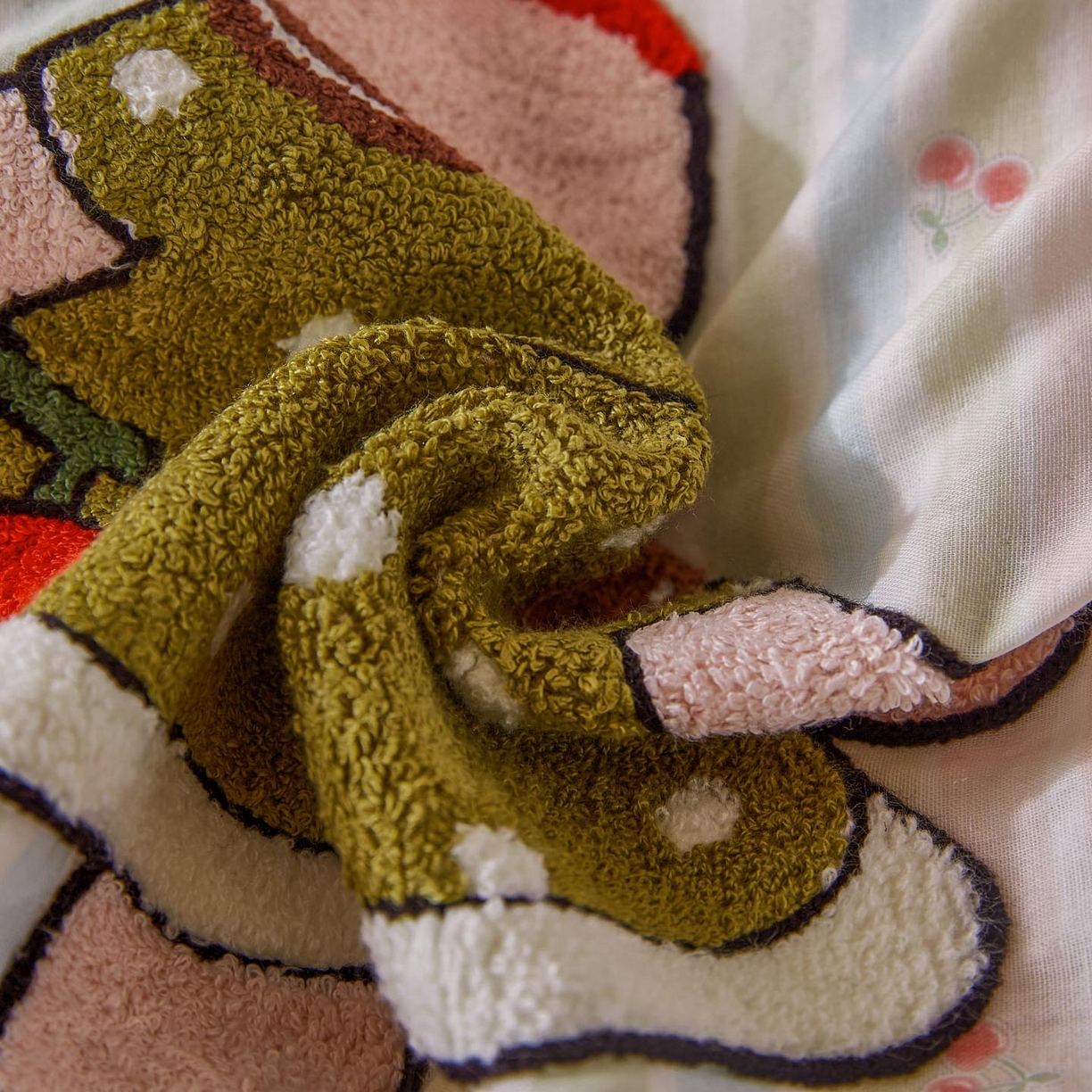 91家纺网 家纺一手货源 找家纺 帅露家纺 2026新款A类全棉纯棉双层纱毛巾绣四件套 彩虹樱桃