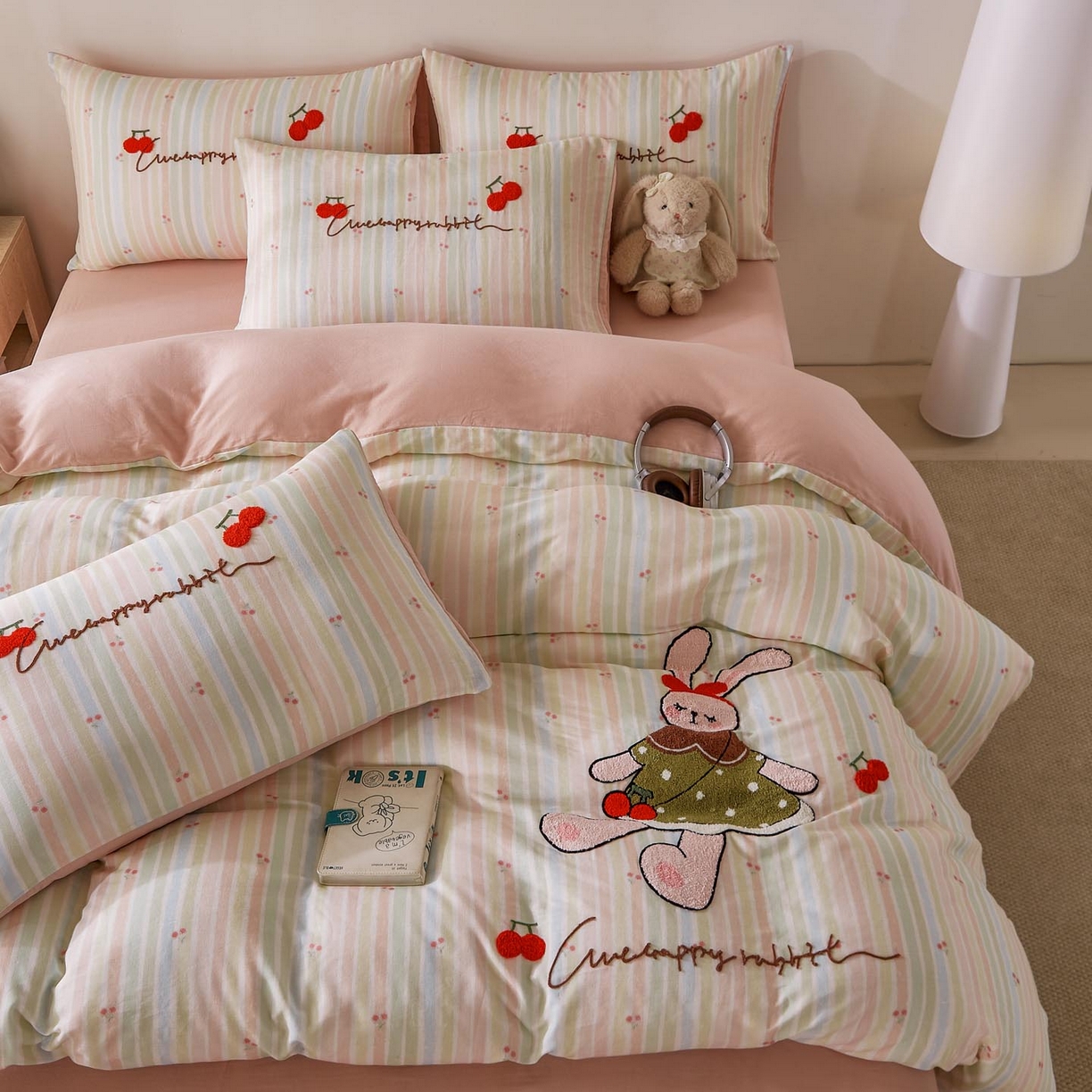 91家纺网 家纺一手货源 找家纺 帅露家纺 2026新款A类全棉纯棉双层纱毛巾绣四件套 彩虹樱桃