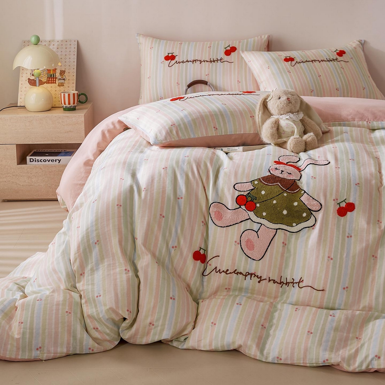 91家纺网 家纺一手货源 找家纺 帅露家纺 2026新款A类全棉纯棉双层纱毛巾绣四件套 彩虹樱桃