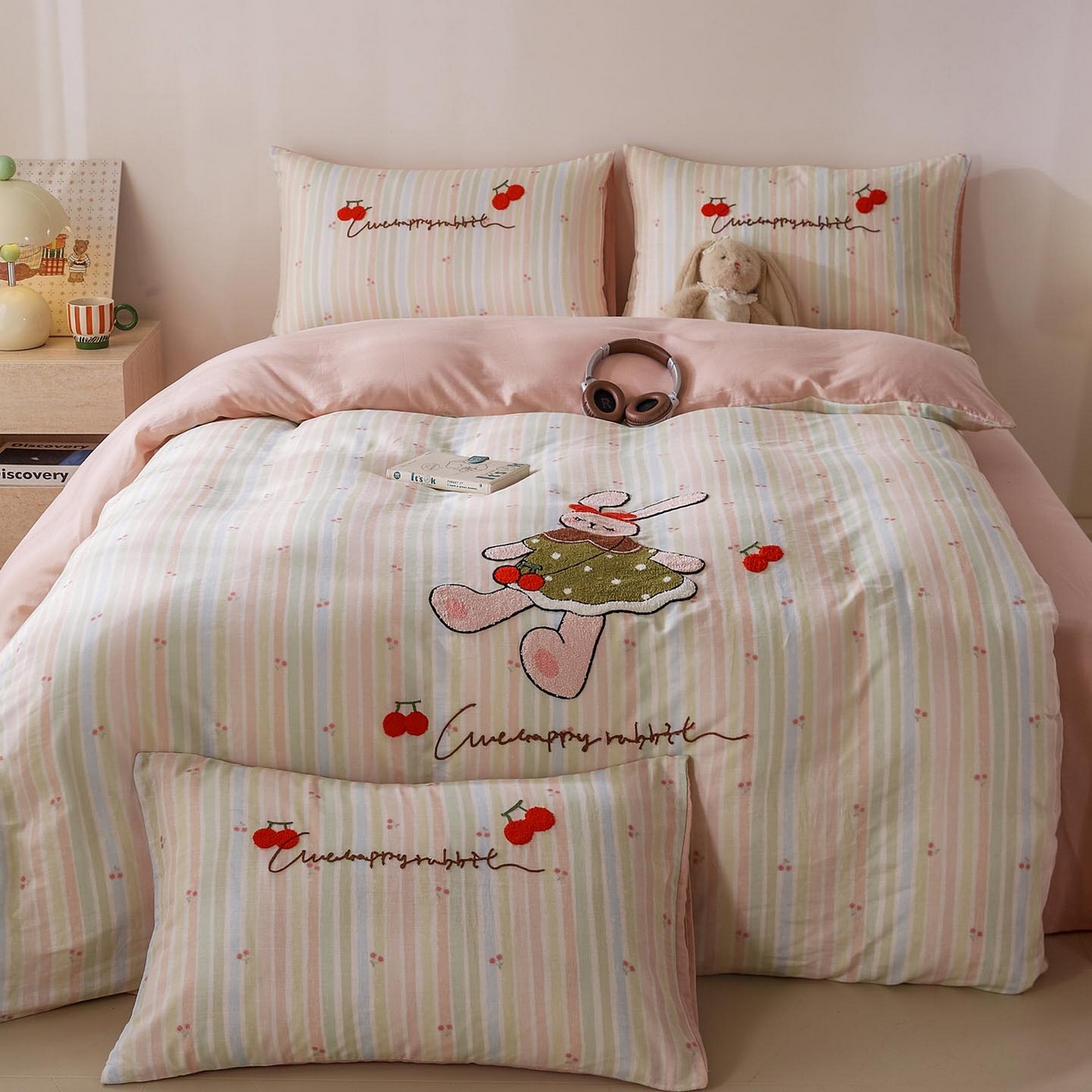 91家纺网 家纺一手货源 找家纺 帅露家纺 2026新款A类全棉纯棉双层纱毛巾绣四件套 彩虹樱桃