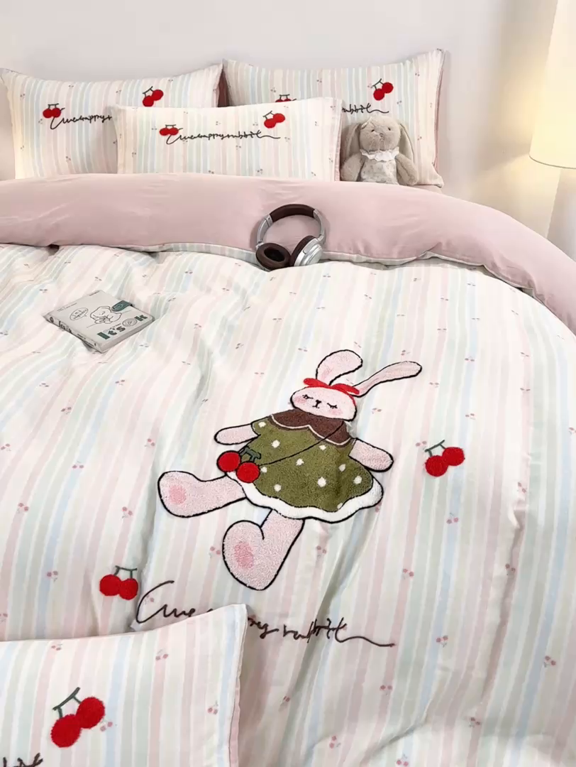 91家纺网 家纺一手货源 找家纺 帅露家纺 2026新款A类全棉纯棉双层纱毛巾绣四件套 彩虹樱桃