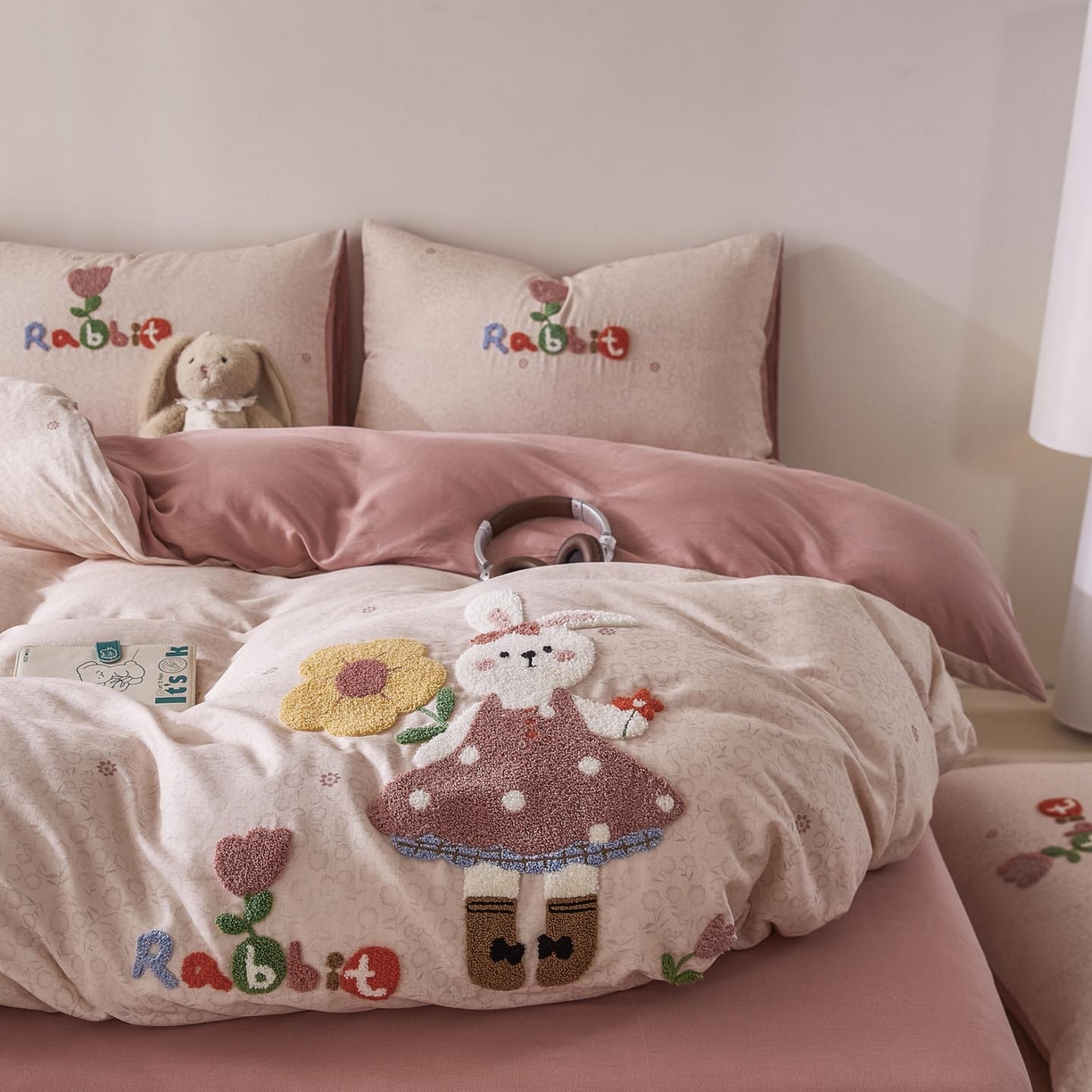 91家纺网 家纺一手货源 找家纺 帅露家纺 2026新款A类全棉纯棉双层纱毛巾绣四件套 兔兔花园