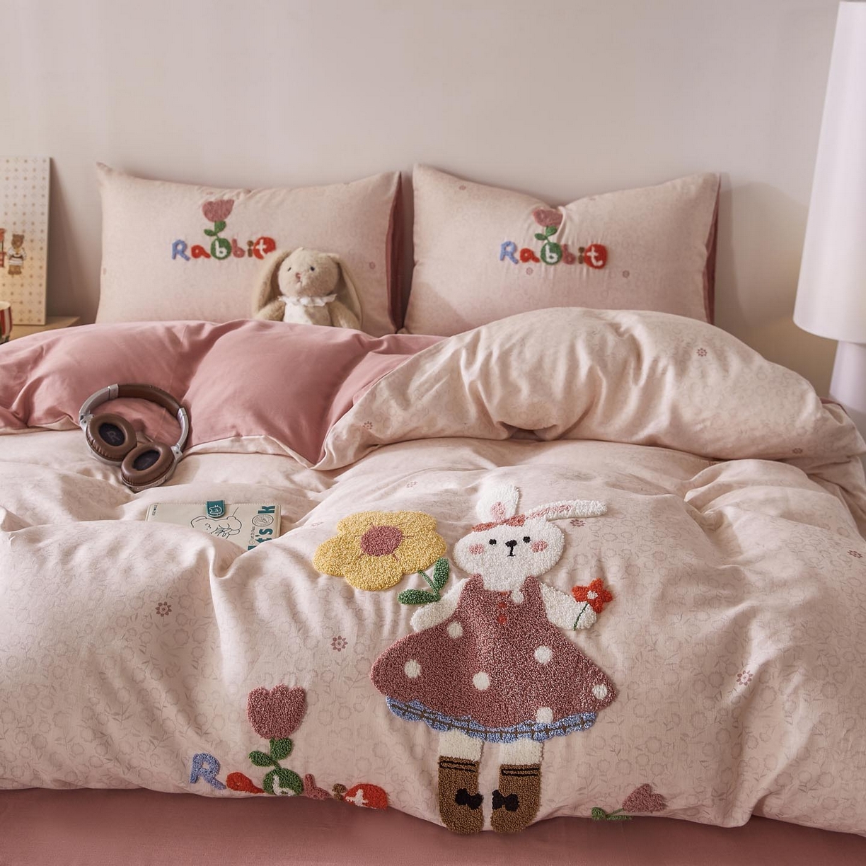 91家纺网 家纺一手货源 找家纺 帅露家纺 2026新款A类全棉纯棉双层纱毛巾绣四件套 兔兔花园