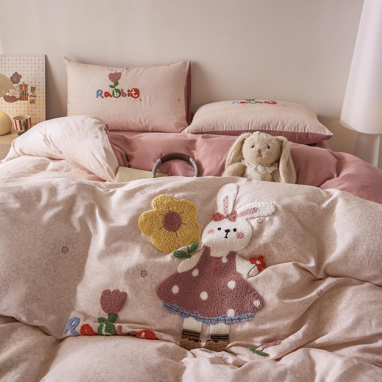 91家纺网 家纺一手货源 找家纺 帅露家纺 2026新款A类全棉纯棉双层纱毛巾绣四件套 兔兔花园