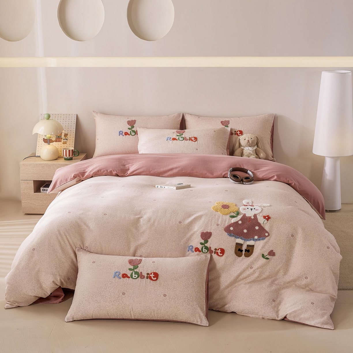 91家纺网 家纺一手货源 找家纺 帅露家纺 2026新款A类全棉纯棉双层纱毛巾绣四件套 兔兔花园