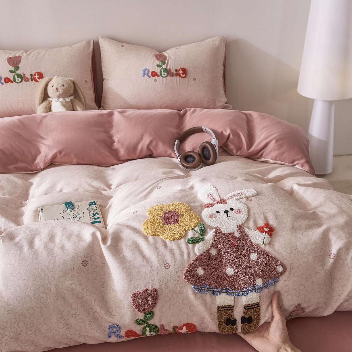 91家纺网 家纺一手货源 找家纺 帅露家纺 2026新款A类全棉纯棉双层纱毛巾绣四件套 兔兔花园