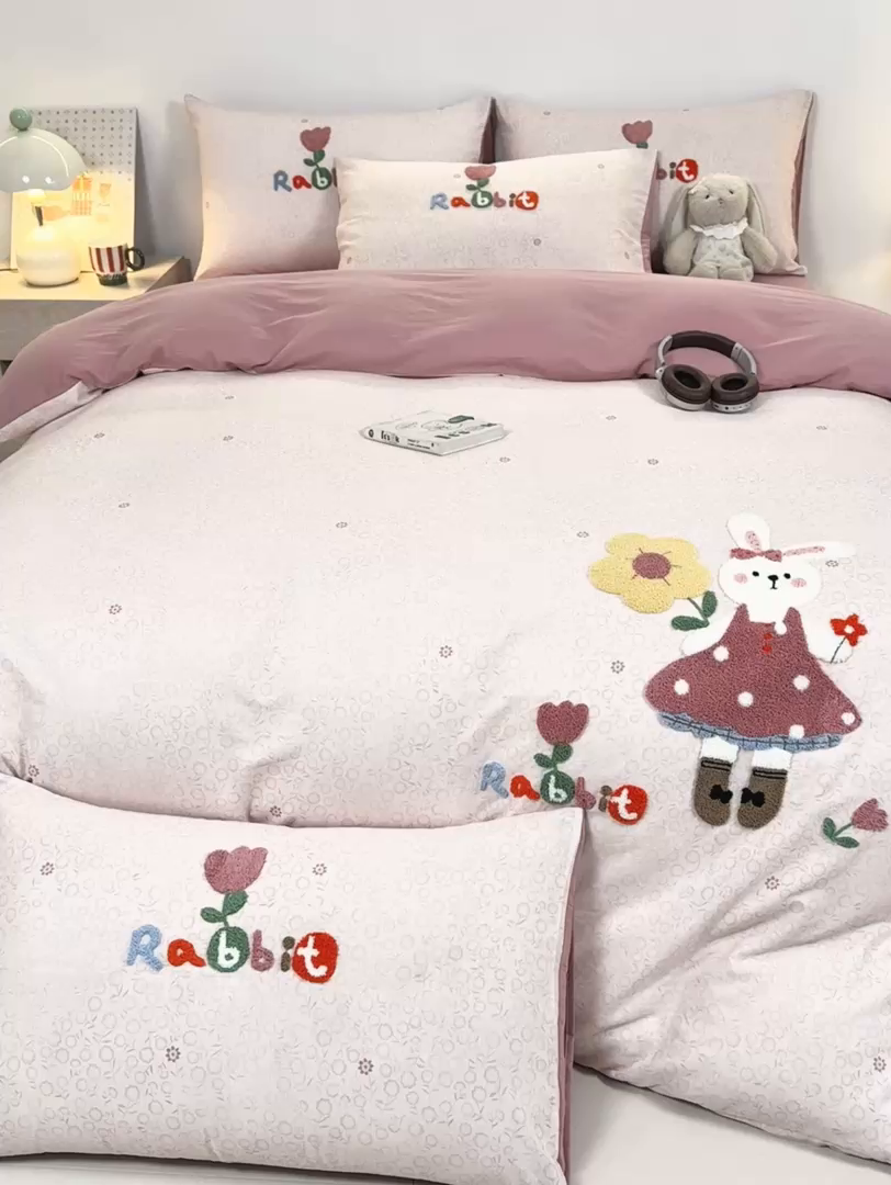 91家纺网 家纺一手货源 找家纺 帅露家纺 2026新款A类全棉纯棉双层纱毛巾绣四件套 兔兔花园