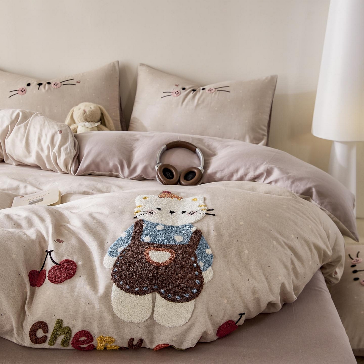 91家纺网 家纺一手货源 找家纺 帅露家纺 2026新款A类全棉纯棉双层纱毛巾绣四件套 樱桃猫咪