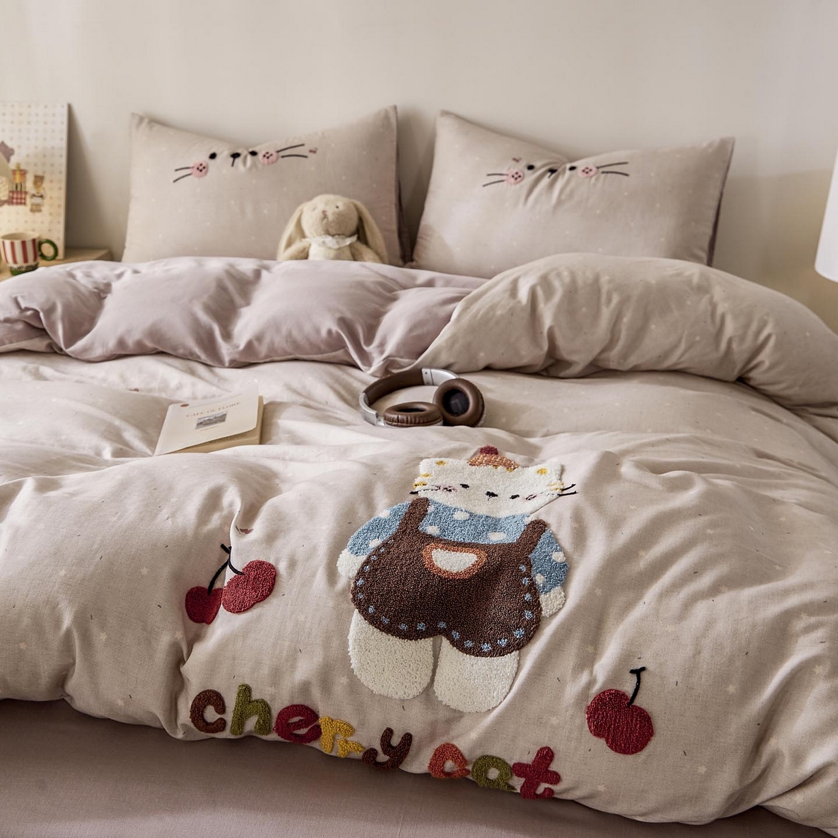 91家纺网 家纺一手货源 找家纺 帅露家纺 2026新款A类全棉纯棉双层纱毛巾绣四件套 樱桃猫咪