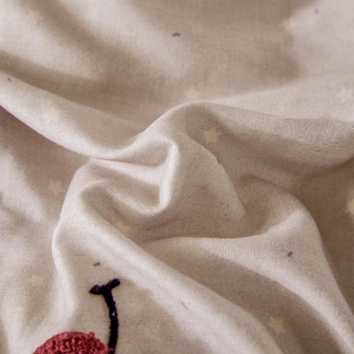 91家纺网 家纺一手货源 找家纺 帅露家纺 2026新款A类全棉纯棉双层纱毛巾绣四件套 樱桃猫咪