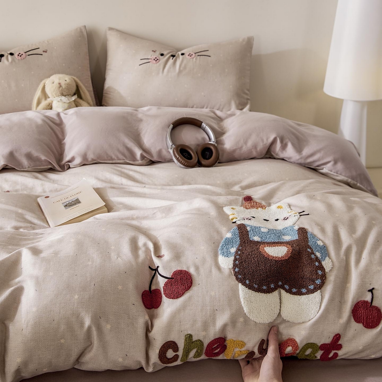 91家纺网 家纺一手货源 找家纺 帅露家纺 2026新款A类全棉纯棉双层纱毛巾绣四件套 樱桃猫咪