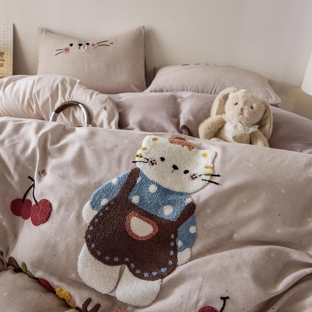 91家纺网 家纺一手货源 找家纺 帅露家纺 2026新款A类全棉纯棉双层纱毛巾绣四件套 樱桃猫咪