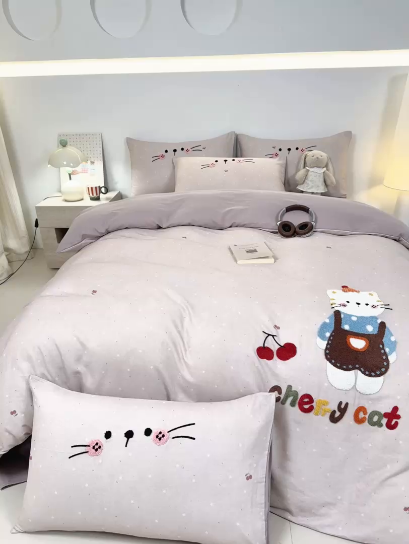 91家纺网 家纺一手货源 找家纺 帅露家纺 2026新款A类全棉纯棉双层纱毛巾绣四件套 樱桃猫咪