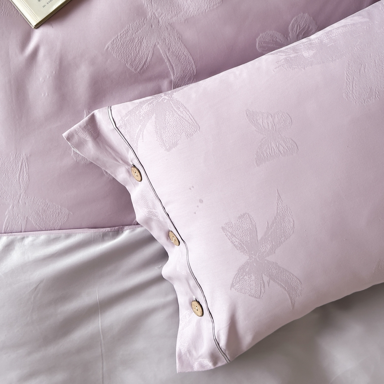 91家纺网 家纺一手货源 找家纺 FORTWO家纺原创设计（FOR TWO家纺） 2026春夏新款60支全棉纯棉立体浮雕提花四件套 蝶花清梦