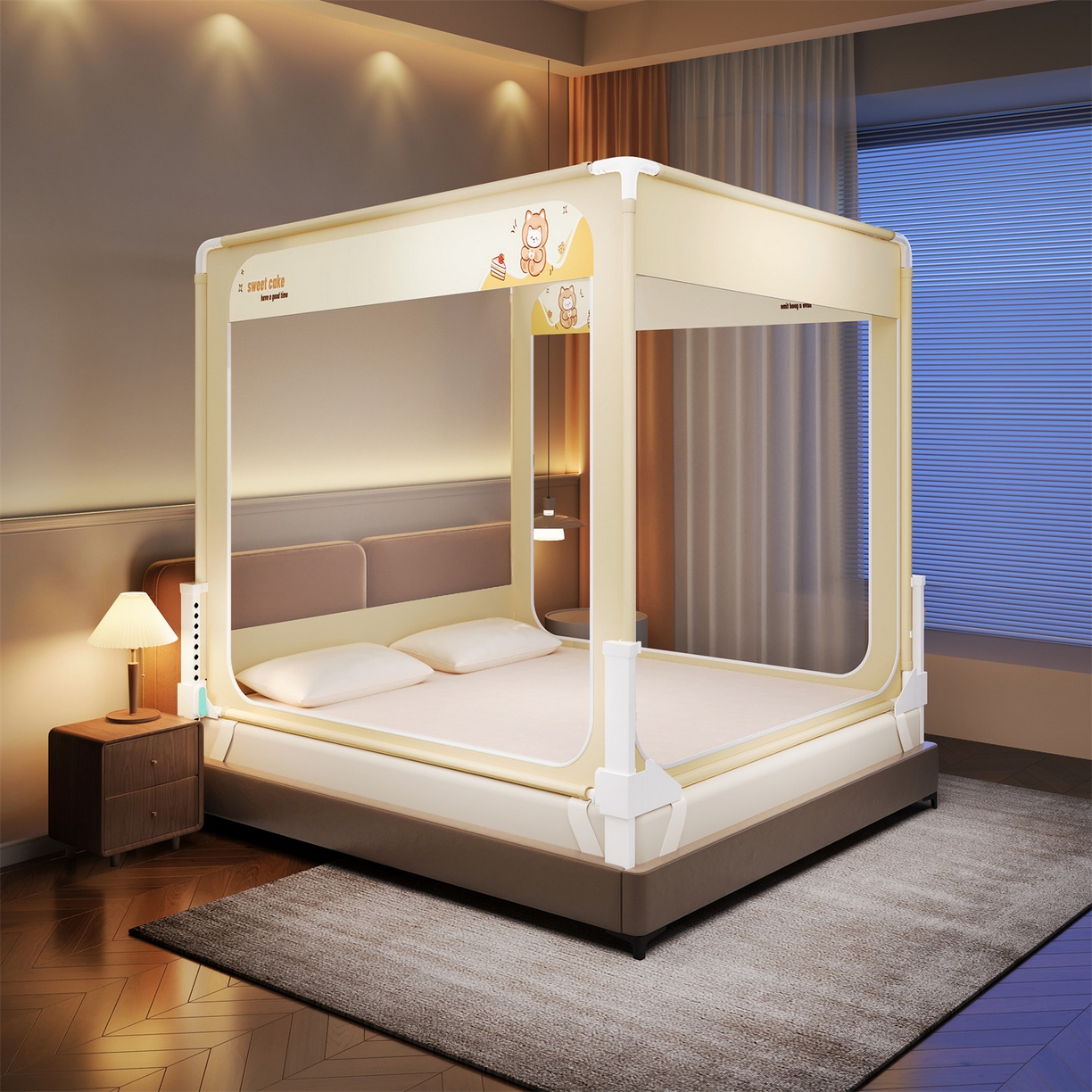 91家纺网 家纺一手货源 找家纺 佳梦家纺 2026春夏新款护栏级防摔坐床蚊帐立柱卡通系列 楼梯熊-三门全底款