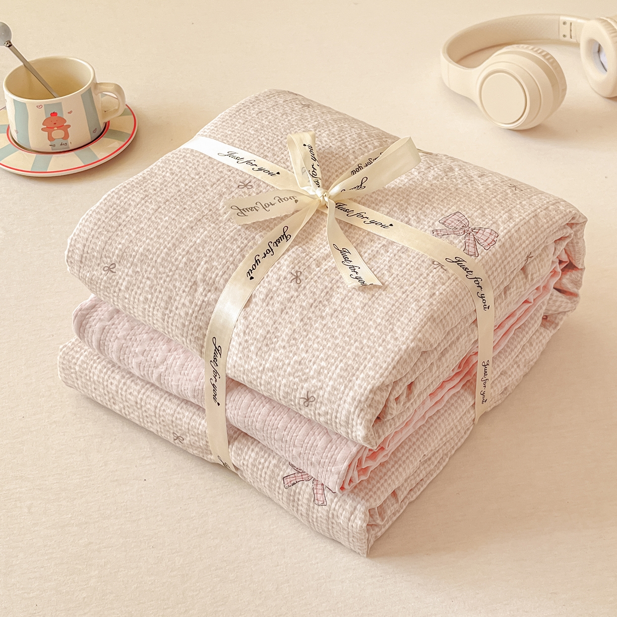 91家纺网 家纺一手货源 找家纺 金梦拉家纺 2026新款A类高品质高克重超柔泡芙纱泡泡纱小清新四件套 粉色蝴蝶结